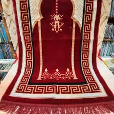 سجاده مخمل قرمز با طراحی زیبا و مدرن